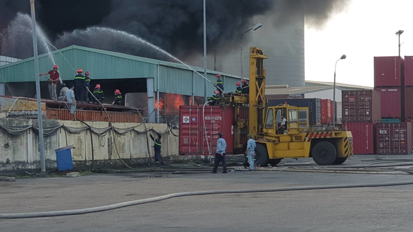 Hải Phòng: Cháy lớn công ty nhựa gần cây xăng